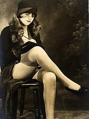 Real vintage women with hats from twenties